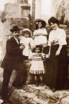 La famille Santini en promenade au Temple de Vesta - voisin de la maison familiale - en 1910. Le petit Pio.jpg